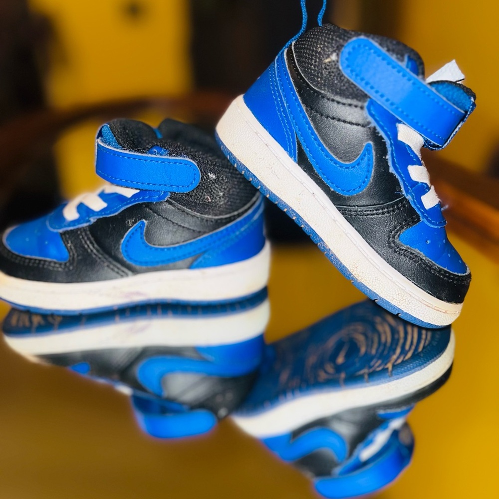 Nike toddler shoes 
EUC bottoms need cleaning
